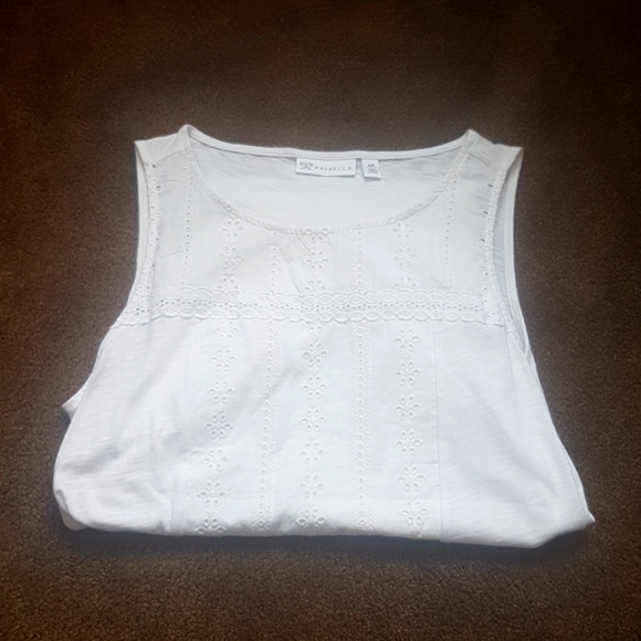 White tank top with embroidery designs on the front - Picture 2 of 2